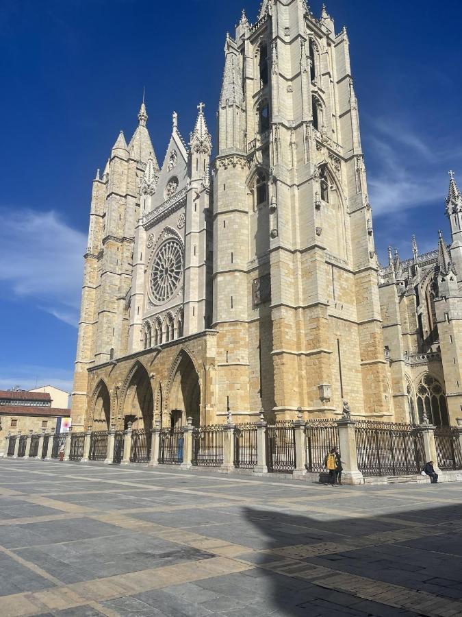 Hostal Julio Cesar La Virgen del Camino Zewnętrze zdjęcie