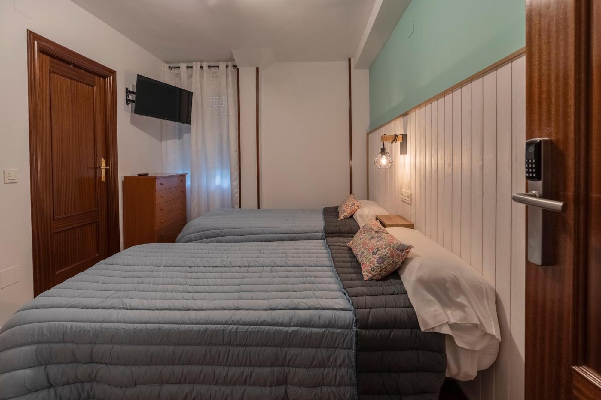 Hostal Julio Cesar La Virgen del Camino Zewnętrze zdjęcie